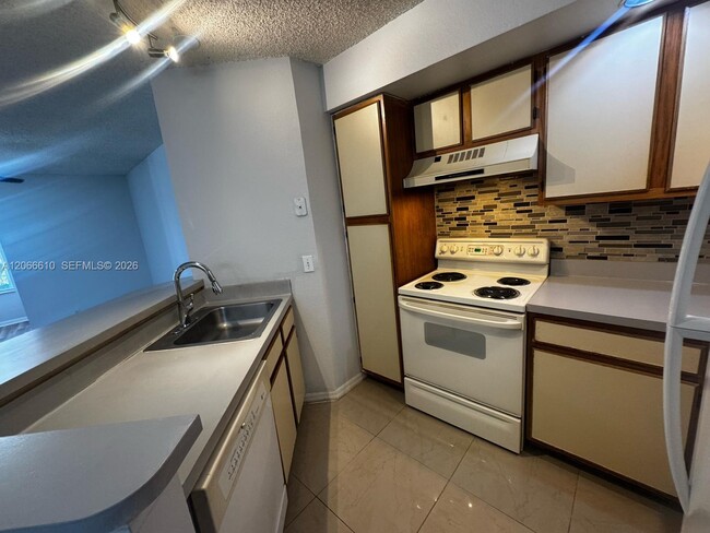 Building Photo - 3360 Pinewalk Dr N
