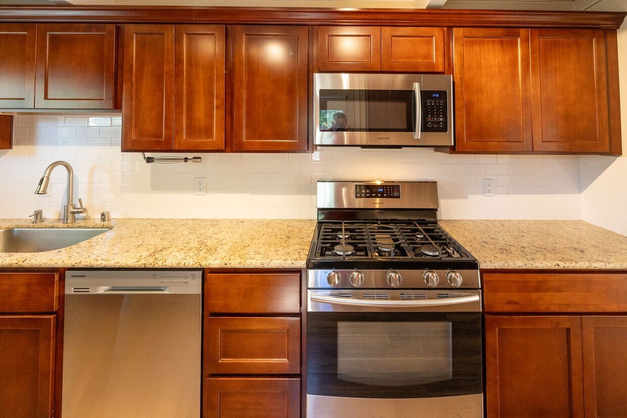 Foto principal - Beautifully updated 2 Bedroom Near Downtown!