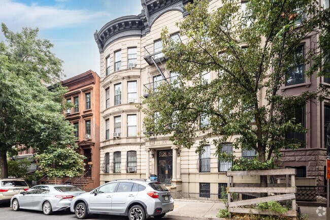 Building Photo - The Majestic