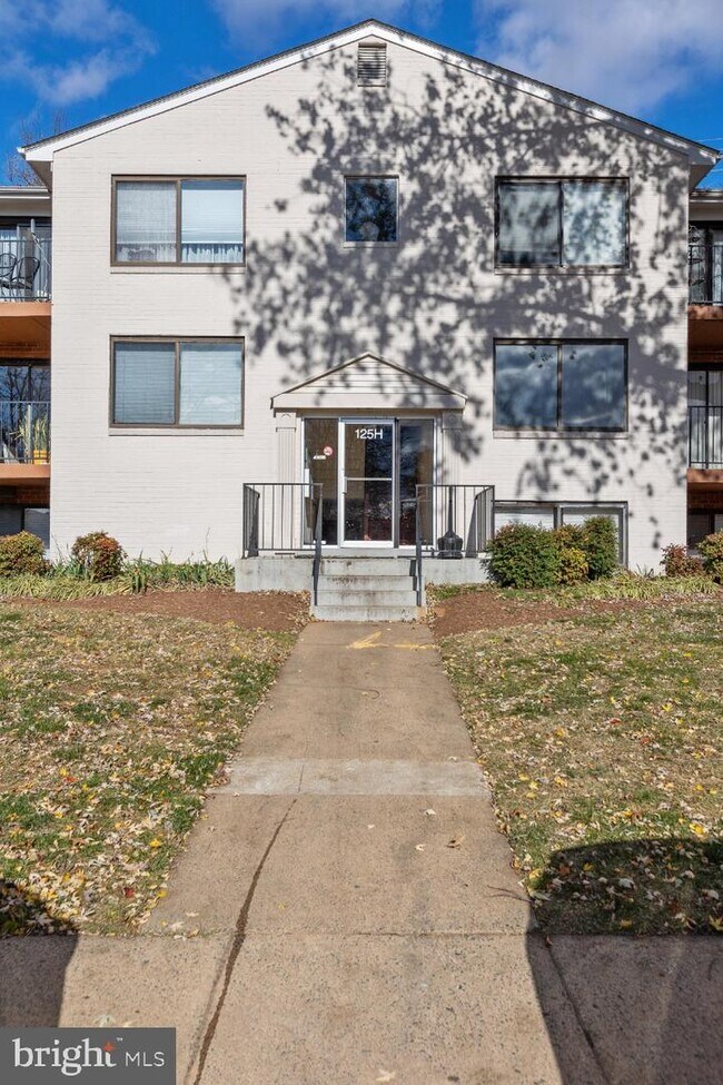 125H Clubhouse Dr SW Unit 7, Leesburg, VA 20175 Condo for Rent in