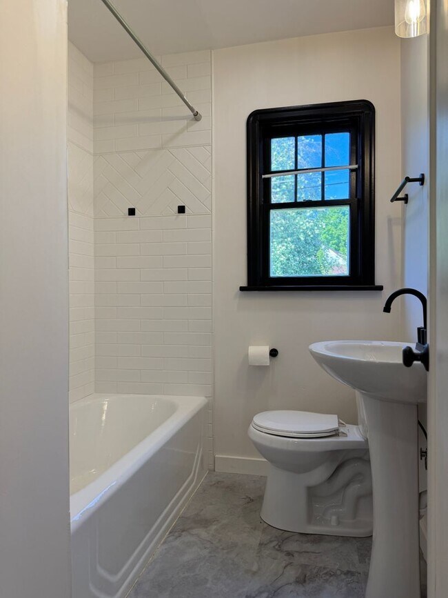 Foto del edificio - 5 Bedroom 3 Bathroom Southhill Home for Rent