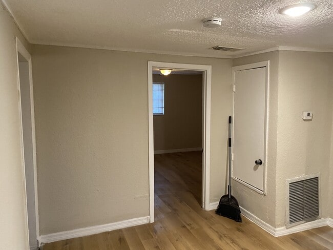 Building Photo - 1040 Line St