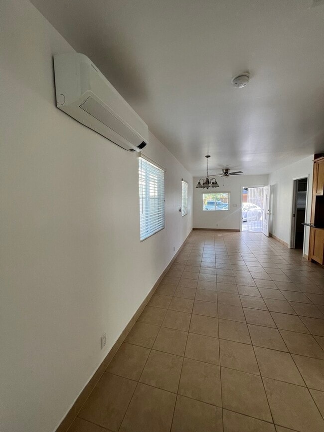 Foto del edificio - 2 Bed 1 Bath Front House In South Gate