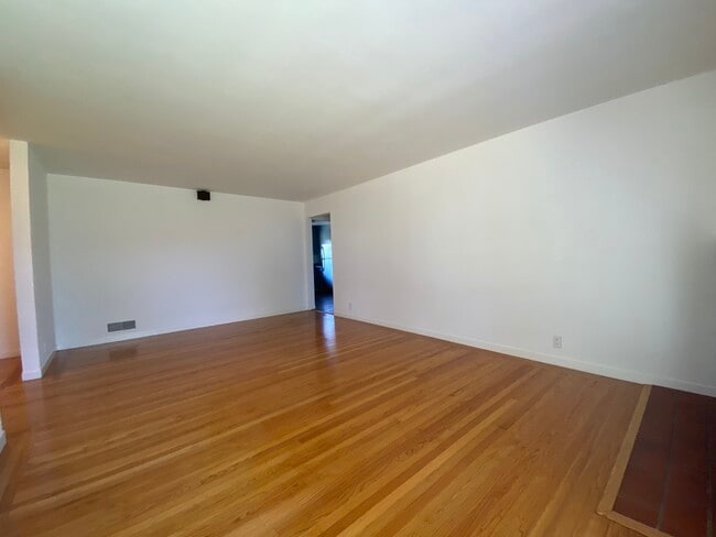 Building Photo - 2101 Trousdale Dr