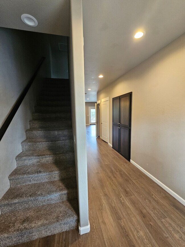 Foto del edificio - Beautiful Townhome in East Medford