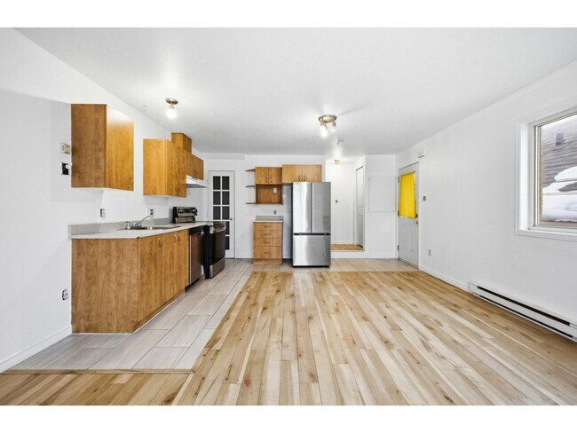 Building Photo - 321 Rue Champlain