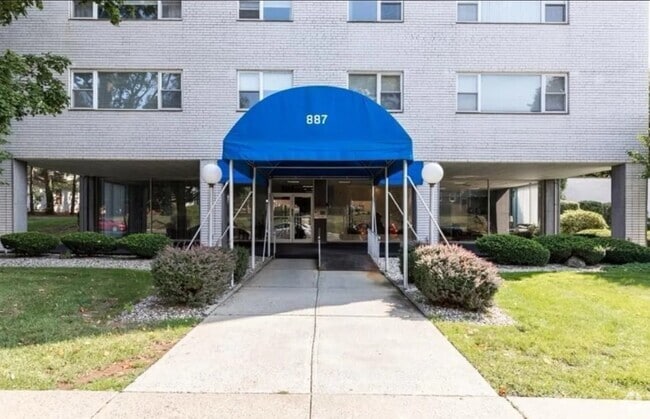 Building Photo - 887 Farmington Ave