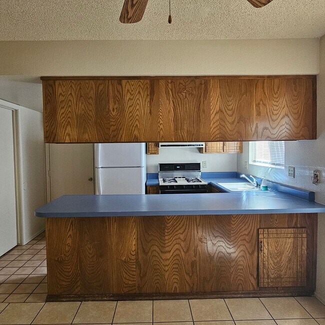 Building Photo - 3 bedroom corner unit for rent
