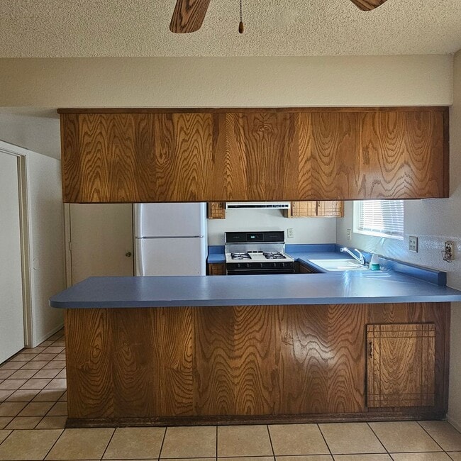 Foto del edificio - 3 bedroom corner unit for rent