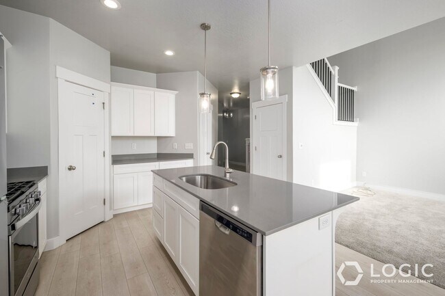 Building Photo - Gorgeous Townhome in Great Location!