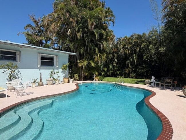 Building Photo - 708 Westwind Dr