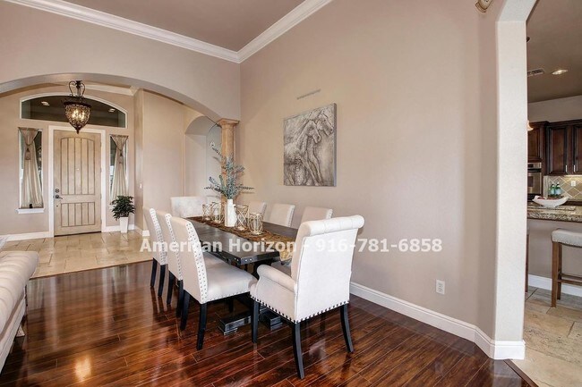 Foto del edificio - LEASED--Beautiful with views