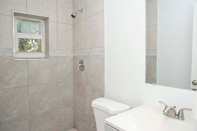 Foto del edificio - 12322 NE 6th Ave