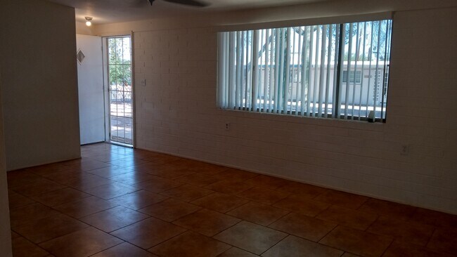 Sala de estar - 5071 S Cherry Ave
