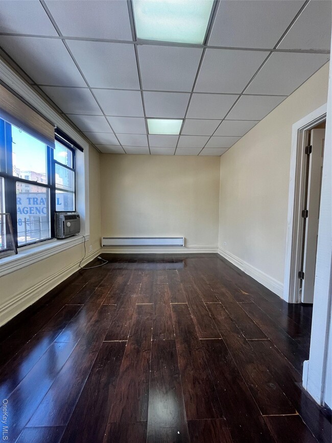 Foto del edificio - 30 W Kingsbridge Rd