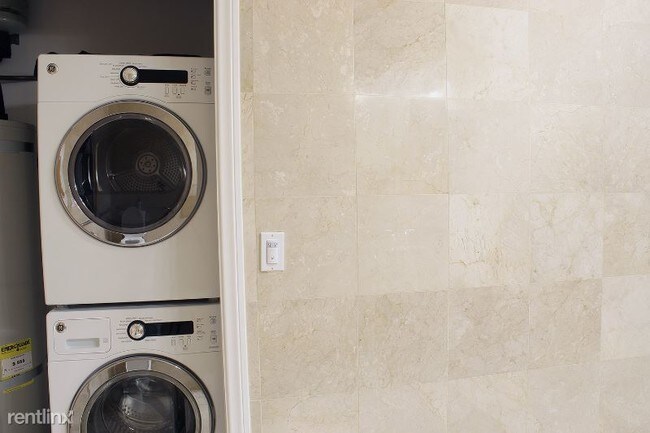 Foto del edificio - 1 br, 1 bath Apartment - 5401 Alvern Cir