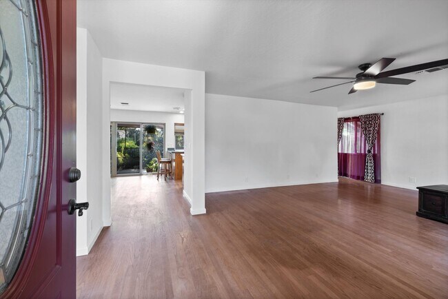 Foto del edificio - 618 Crestview Dr