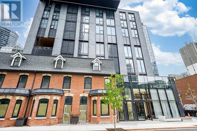Photo du bâtiment - 8-4708 Wellesley St W