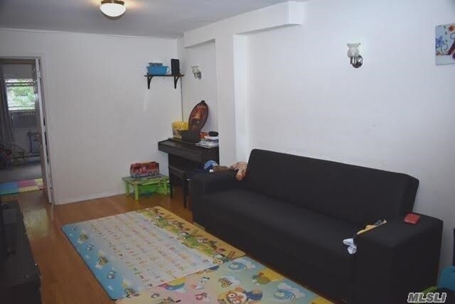 Foto del edificio - 240-58-240-68 68th Ave