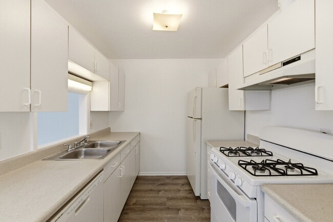 Building Photo - Beautiful Totally Remodeled Studio Home - Available Immediately!