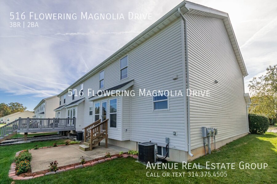 Foto principal - Bright End-Unit Townhome in Magnolia Village!