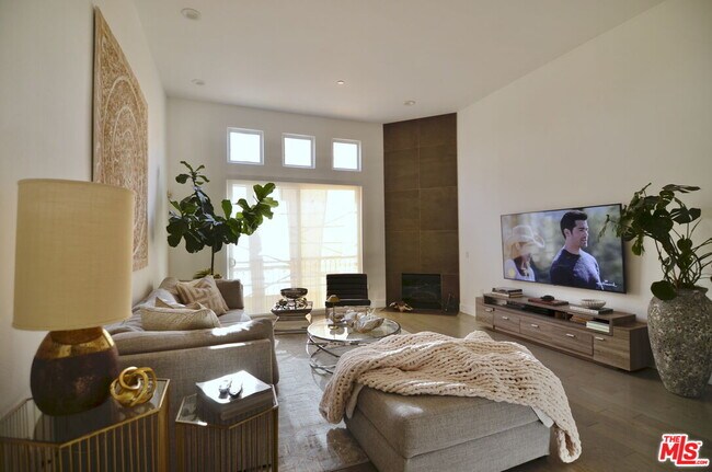 Foto del edificio - 5703 Laurel Canyon Blvd