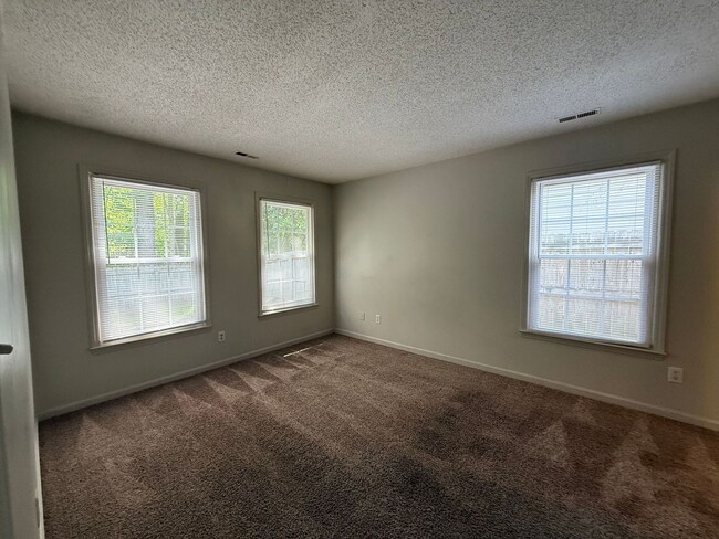 Building Photo - 2 bedroom, 2 bathroom
