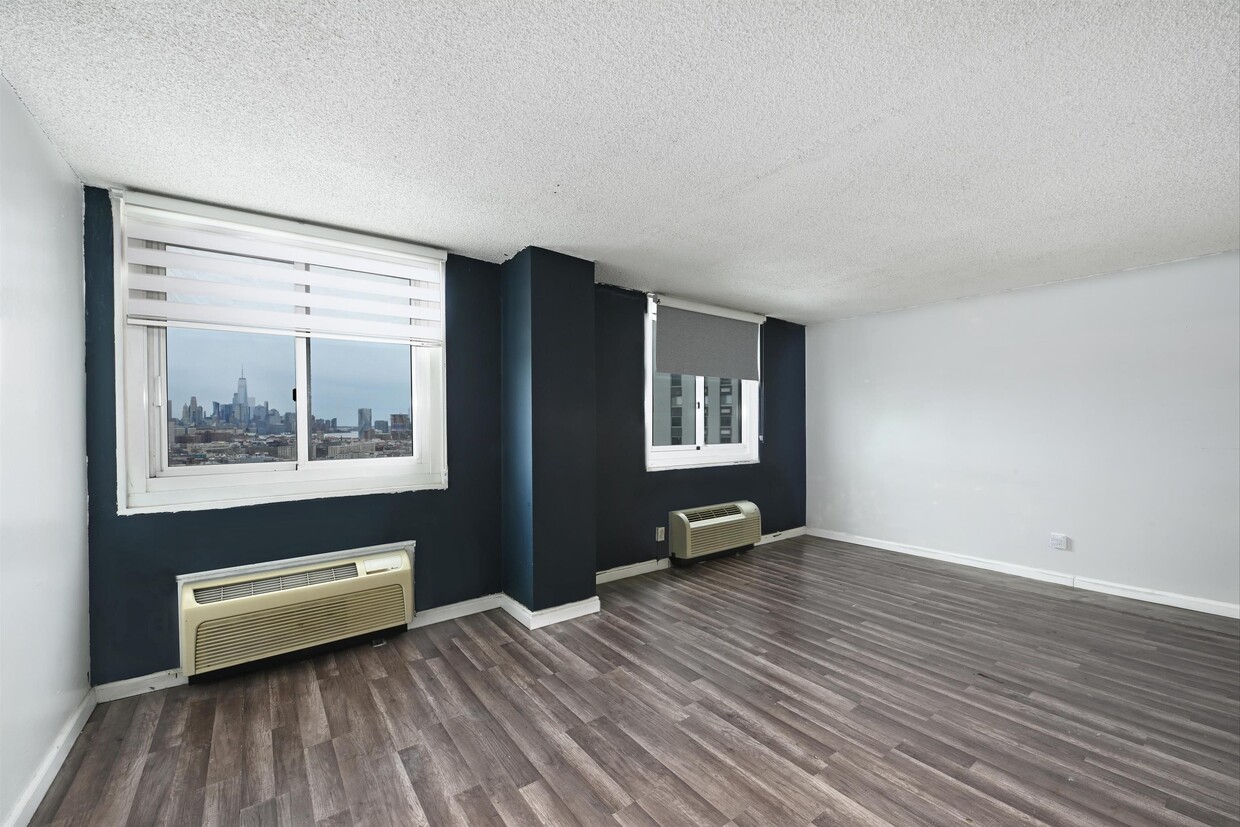 Primary Photo - 100 Manhattan Ave