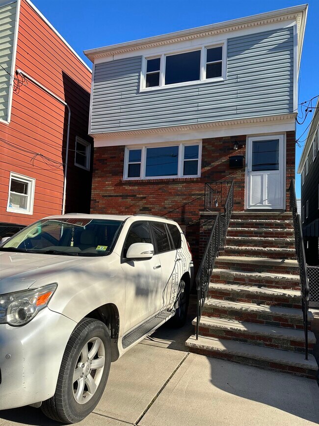 172 Prospect Ave Unit 1, Bayonne, NJ 07002 Room for Rent in Bayonne