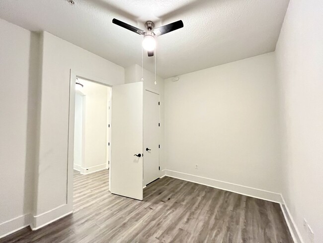 Foto del edificio - BEAUTIFUL CONDO WITH AMENITIES NEAR VANDER...