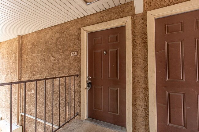 Foto del edificio - Strip view in guard gated SW communities w...