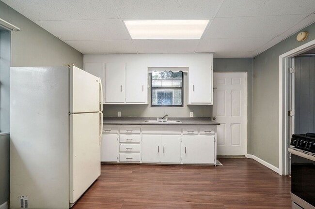 Building Photo - Charming and Updated Home on a Quiet Stree...