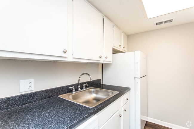 1BR, 1BA - 595 SF - Lakeshore Cove