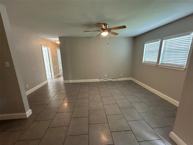 Building Photo - 9329 Chesterfield Dr
