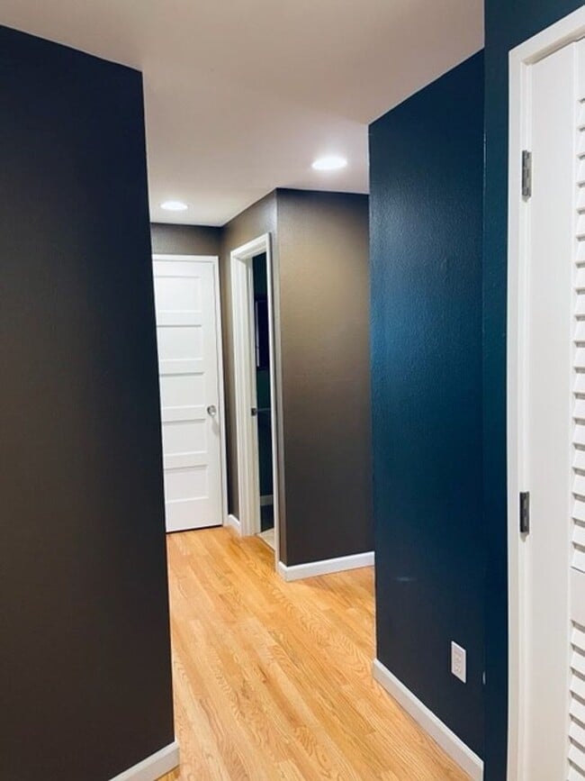 Building Photo - Great Location 2 Bedroom Condo!