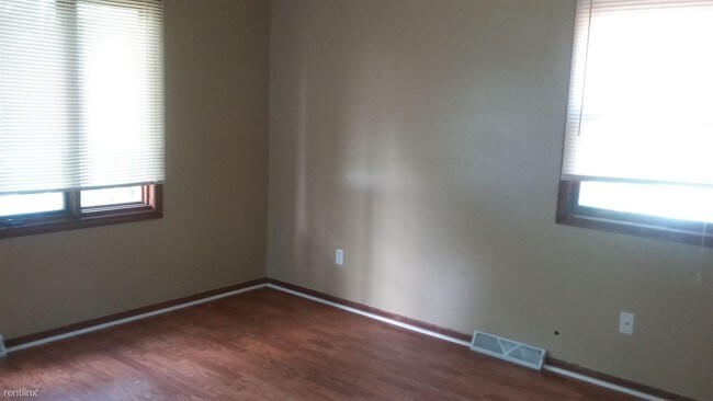 Building Photo - 3 br, 2 bath Apartment - 530 56th st se