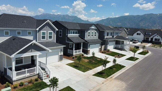 Building Photo - 3 bdrm 2 1/2 bath Home- Small Dog Friendly