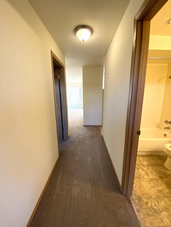 Building Photo - 2731 60 Ave SW - 1 bedroom