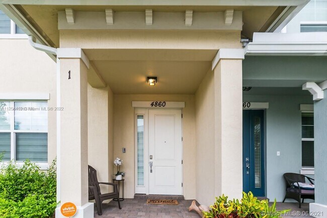 Foto del edificio - 4860  Eucalyptus Dr  1 Hollywood Fl 33021