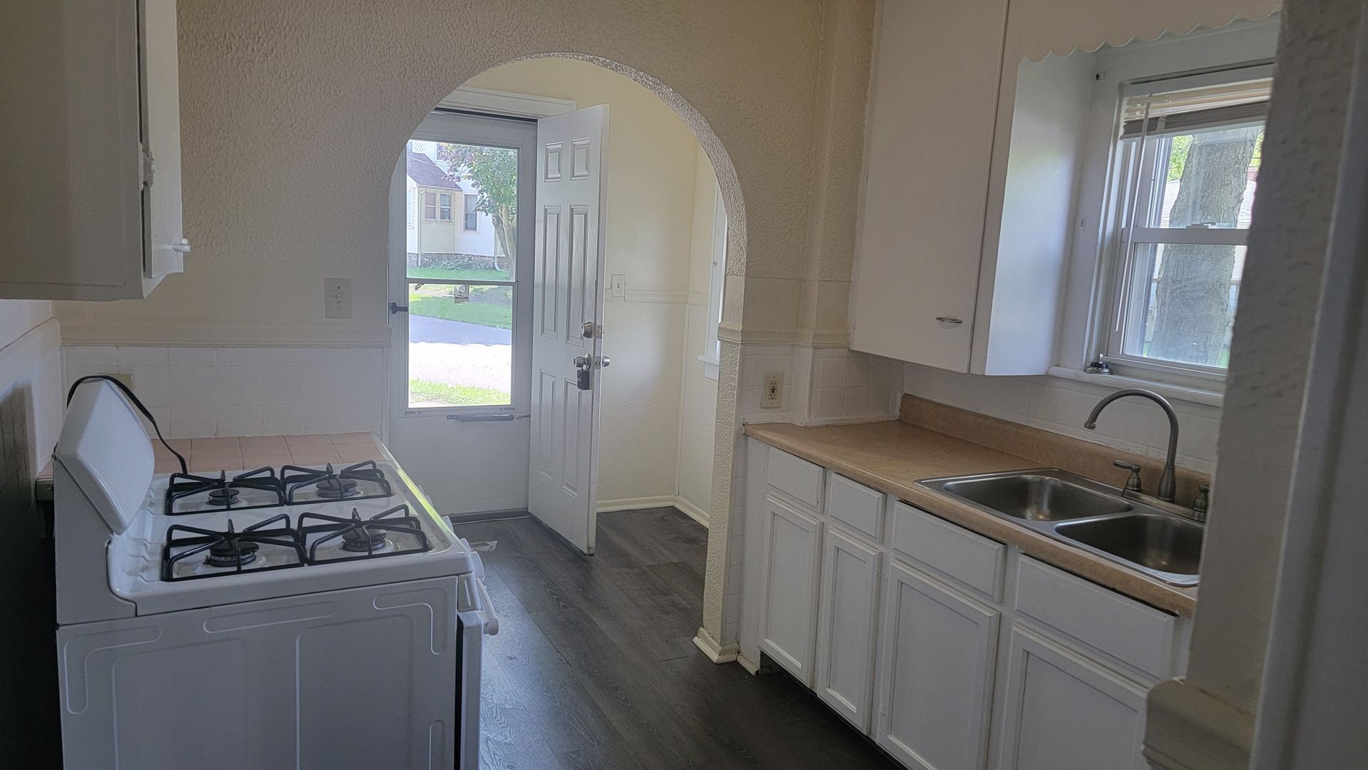 1573 East Ave Akron, OH 44314 – photo 4