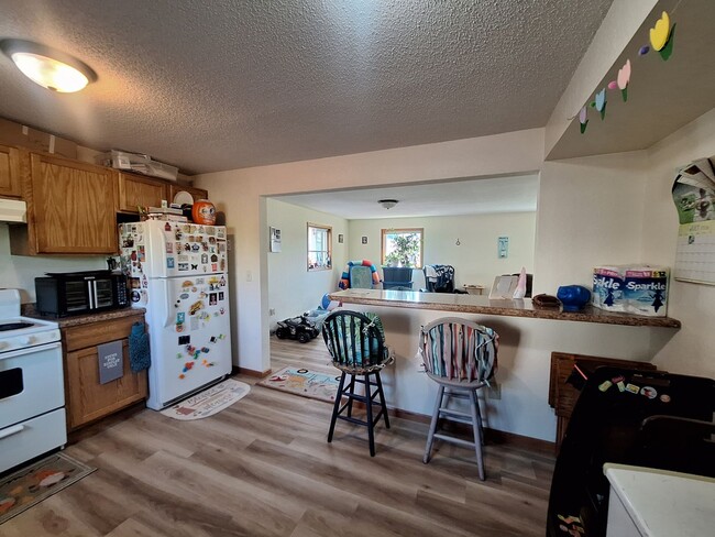 Building Photo - Spacious 2 Bedroom - AVAILABLE SEPTEMBER!