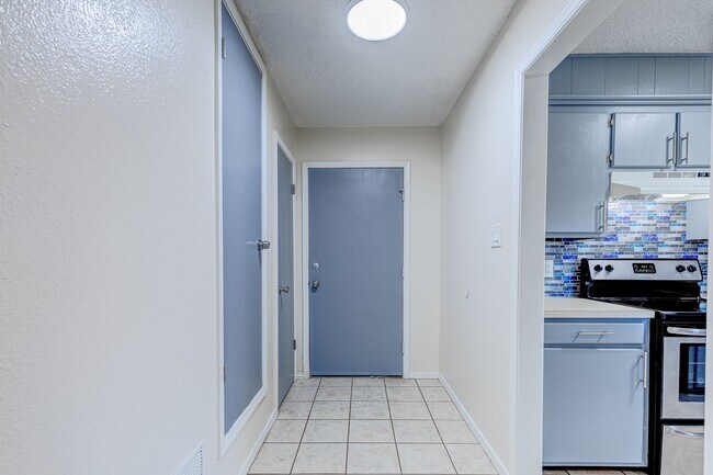 Building Photo - Beautiful 3 Bedroom 2 Bath Home