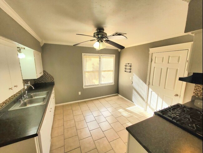Building Photo - 3 Bed 1 Bath in the EPPERLY HEIGHTS 6TH Ad...