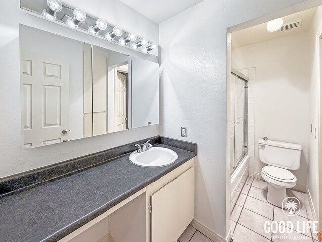 Foto del edificio - Charming 1B/1BA Condo in Bay Ho w/ Walk-In Closet, Ceiling Fans & New Flooring!