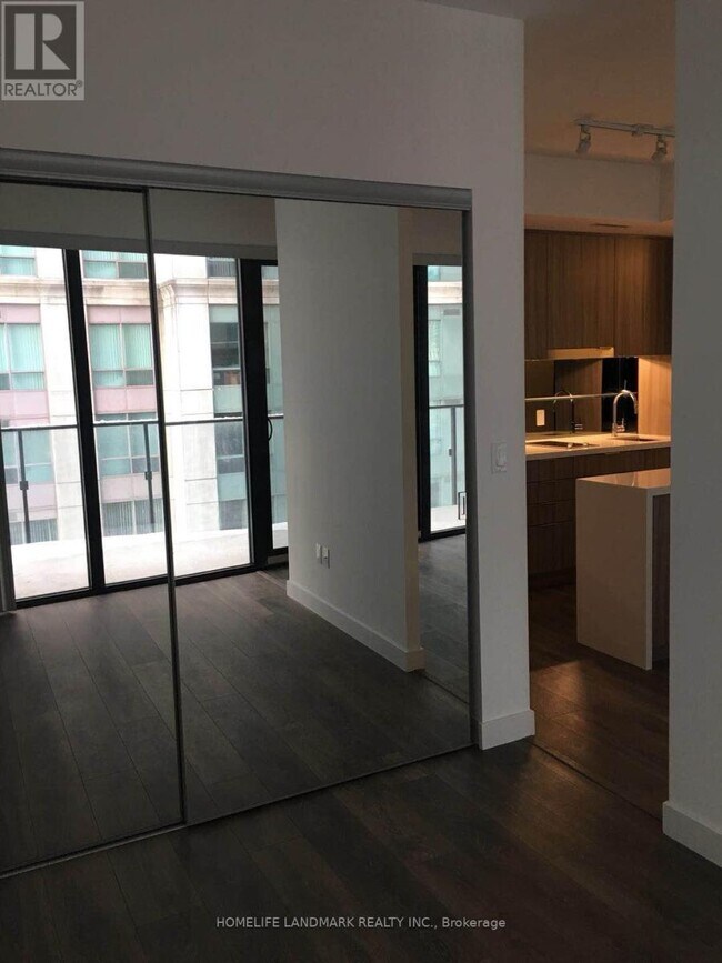 Photo du bâtiment - 215 Queen St W