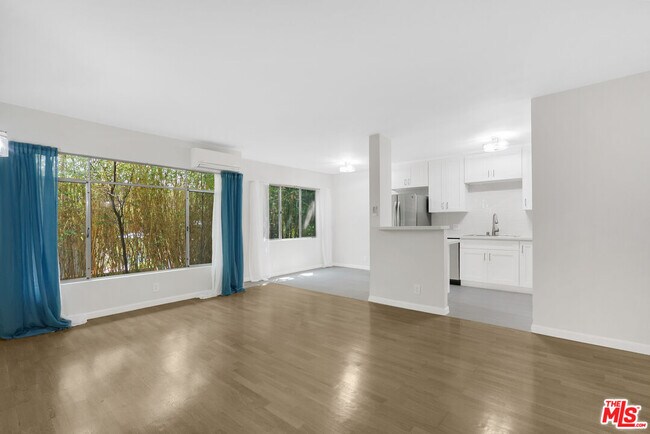 Foto del edificio - 2488 N Beachwood Dr