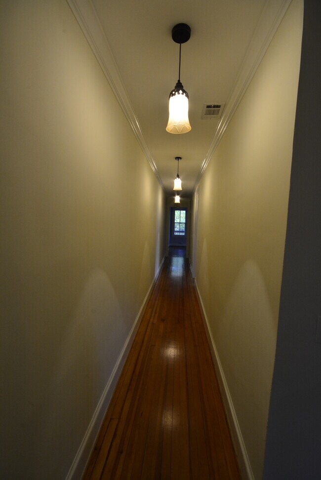 Pasillo (Ventana del comedor) - 7104 Maple Ave