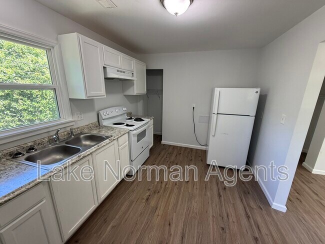 Foto del edificio - 2320 Shade Tree St