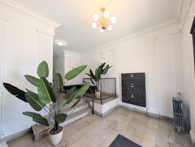 Foto del edificio - Stunning One Bedroom and Studio Apartments...