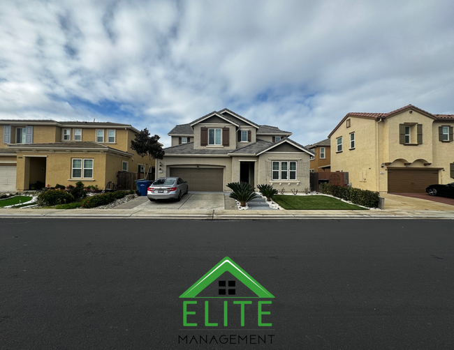 Building Photo - **Stunning 6-Bedroom, 3-Bathroom Home in S...